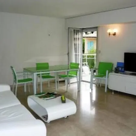 Three Bedroom, Two Bathroom In With Large Terrace - 880 *